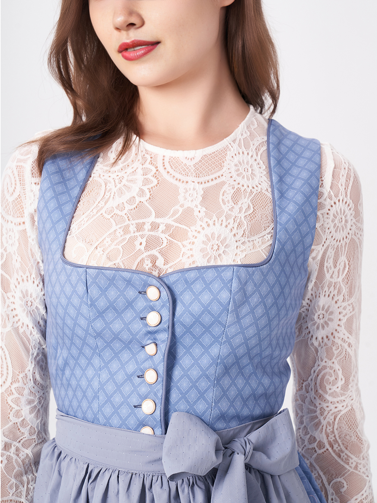 Schwarzes Dirndl mit blauer Bluse