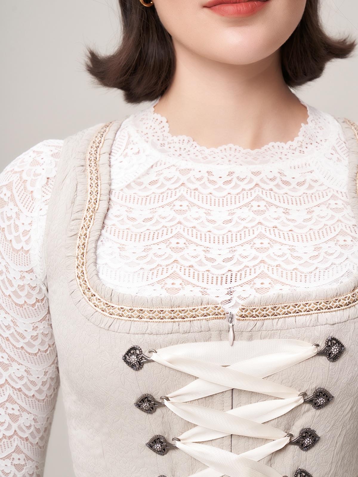 Dirndl in Beige – elegant und vielseitig