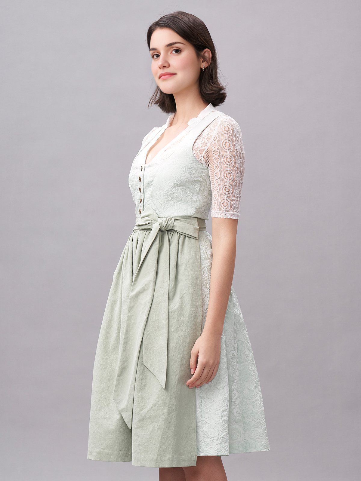 Ein grünes Dirndl mit floralen Details