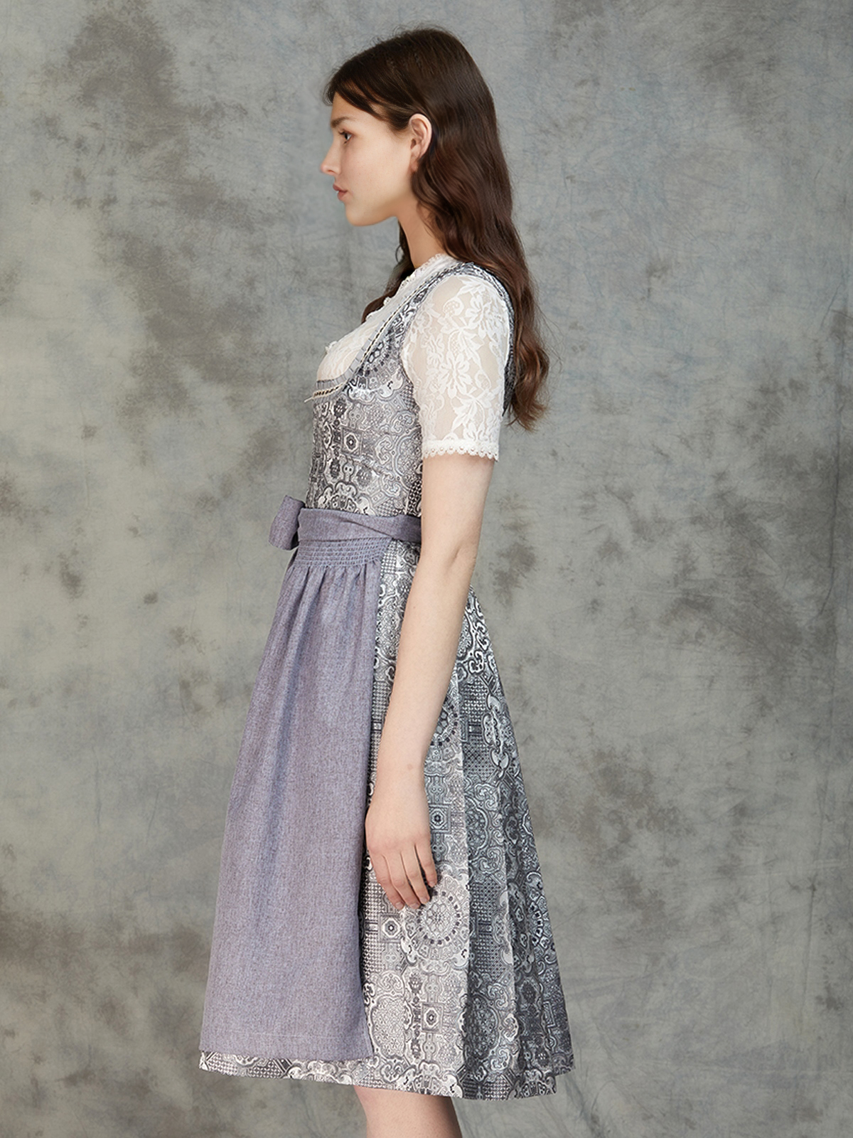 Elegantes graues Dirndl mit modernem Schnitt