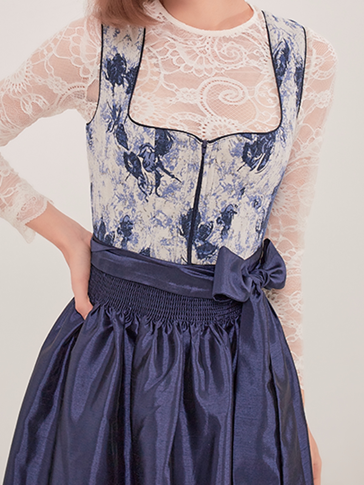 Modernes Dirndl in Blau