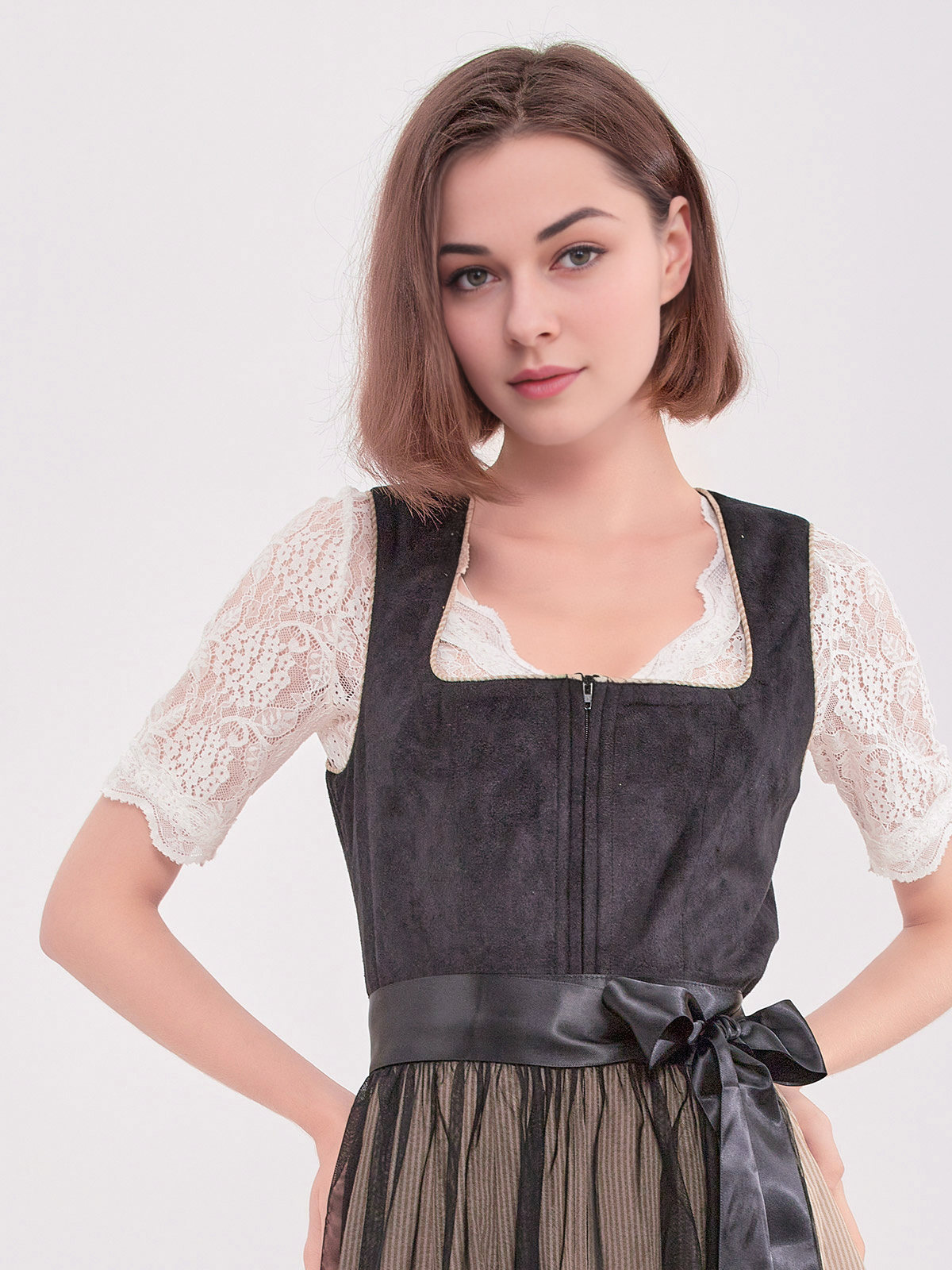 Modernes Dirndl mit schlichter Eleganz