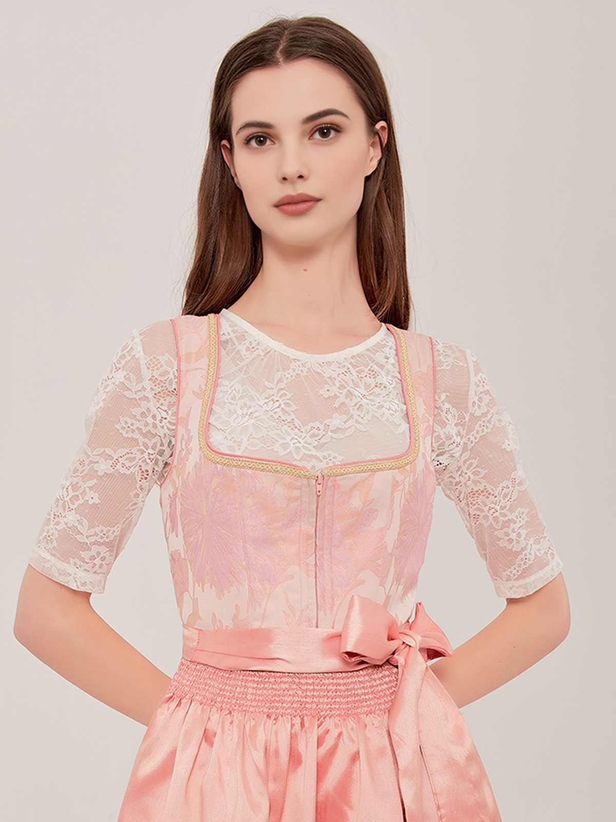 Schwarzes Dirndl mit rosa Akzenten