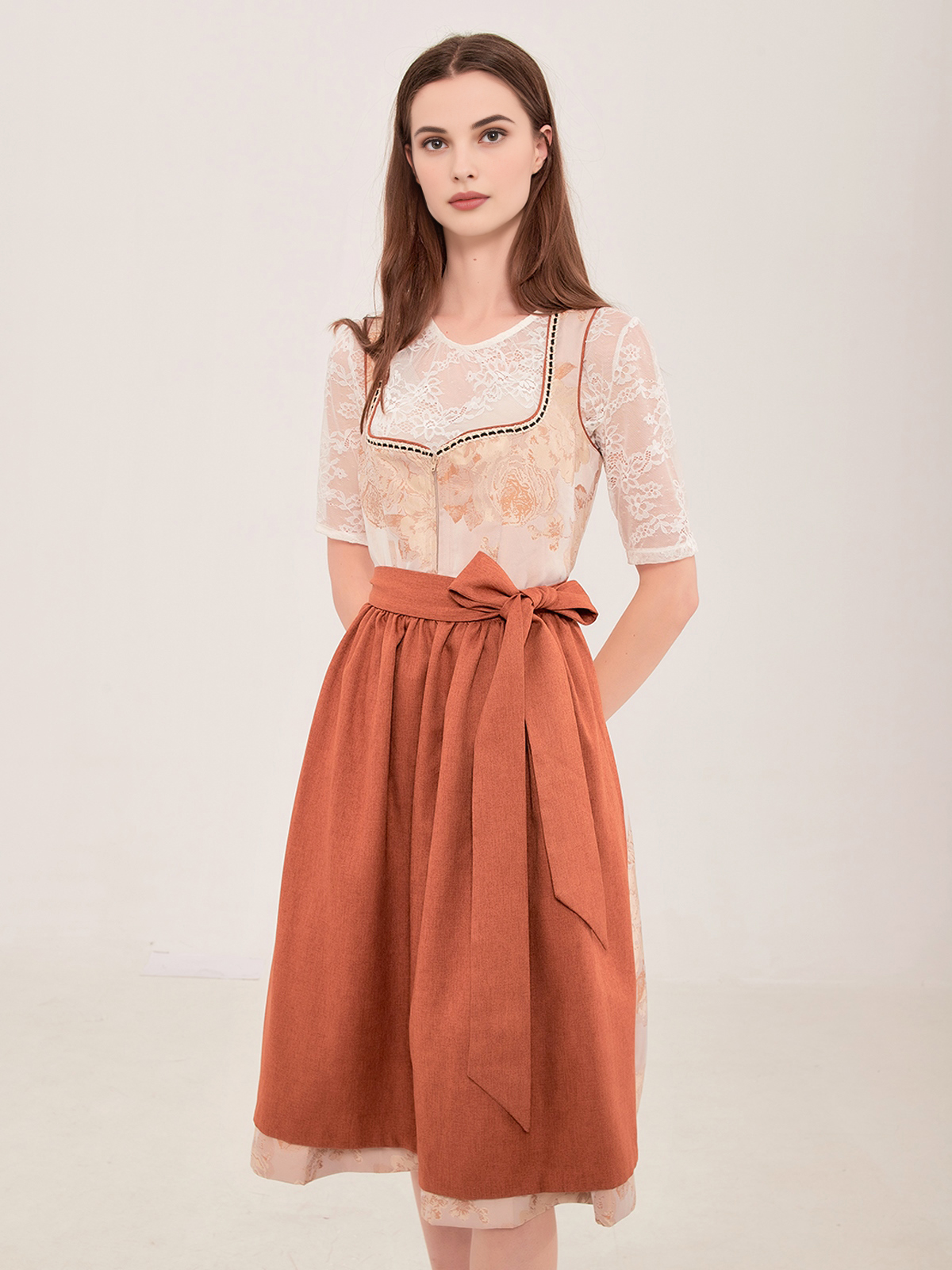 Modernes Dirndl in Braun