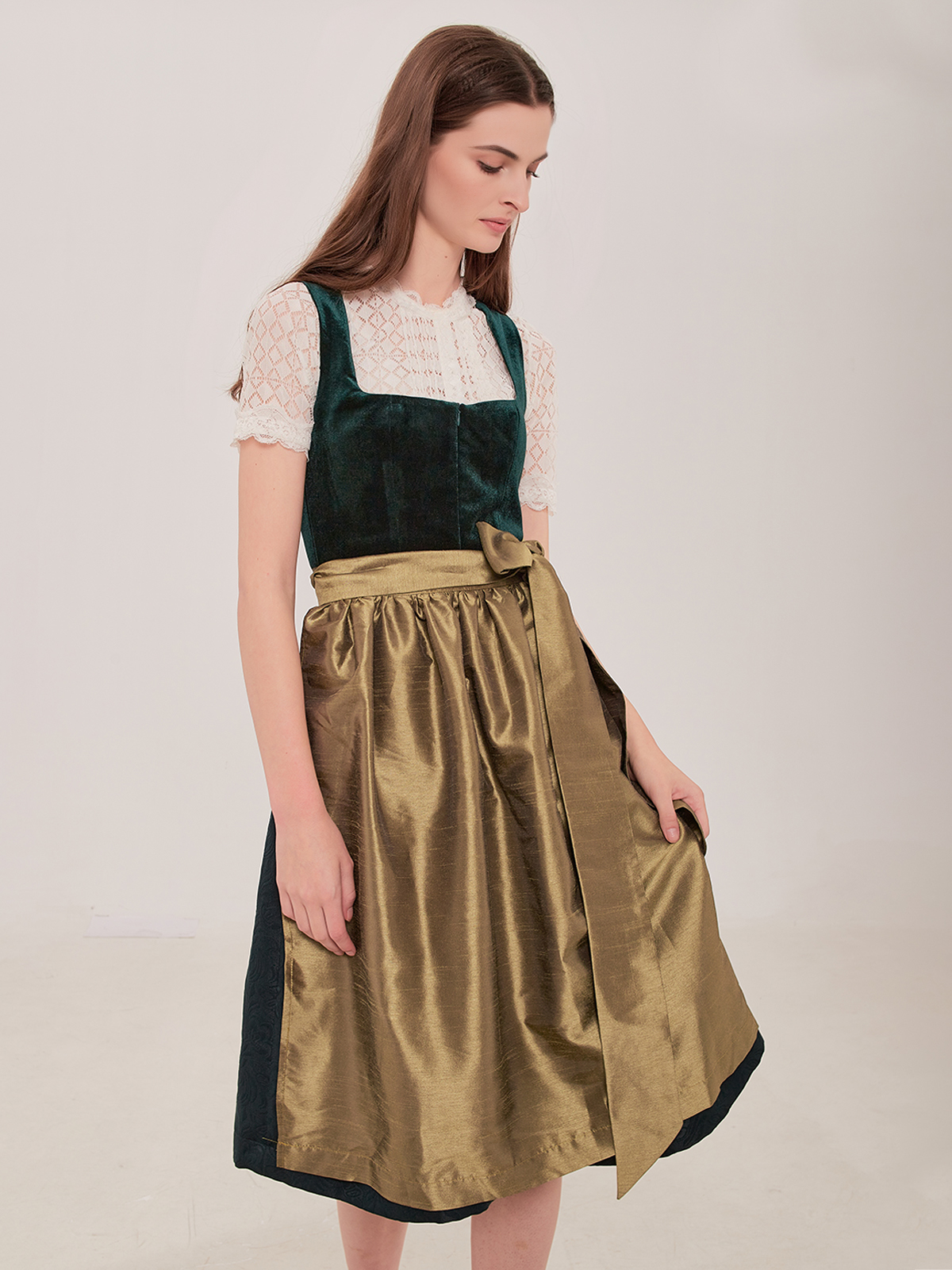 Dirndlbluse mit Spitze und V-Ausschnitt