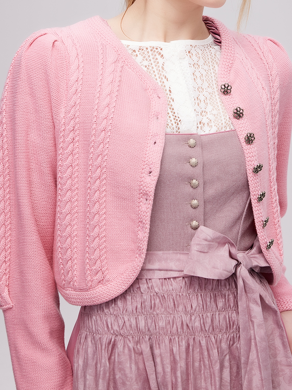 Modernes Dirndl in Rosa – stilvoll und feminin