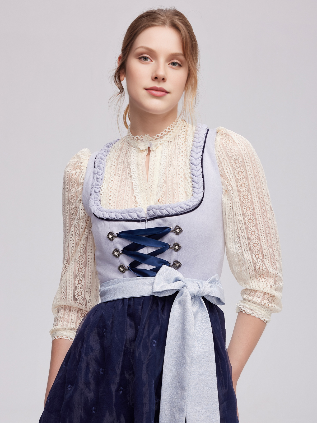 Grünes Dirndl mit floralen Details