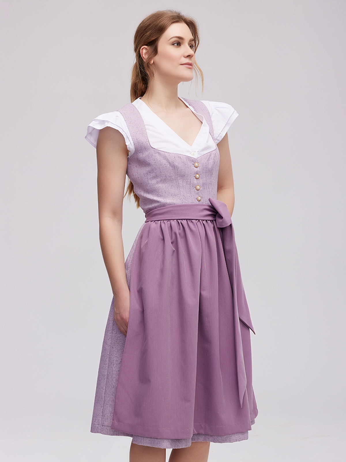 Grünes Samt-Dirndl mit floralen Details