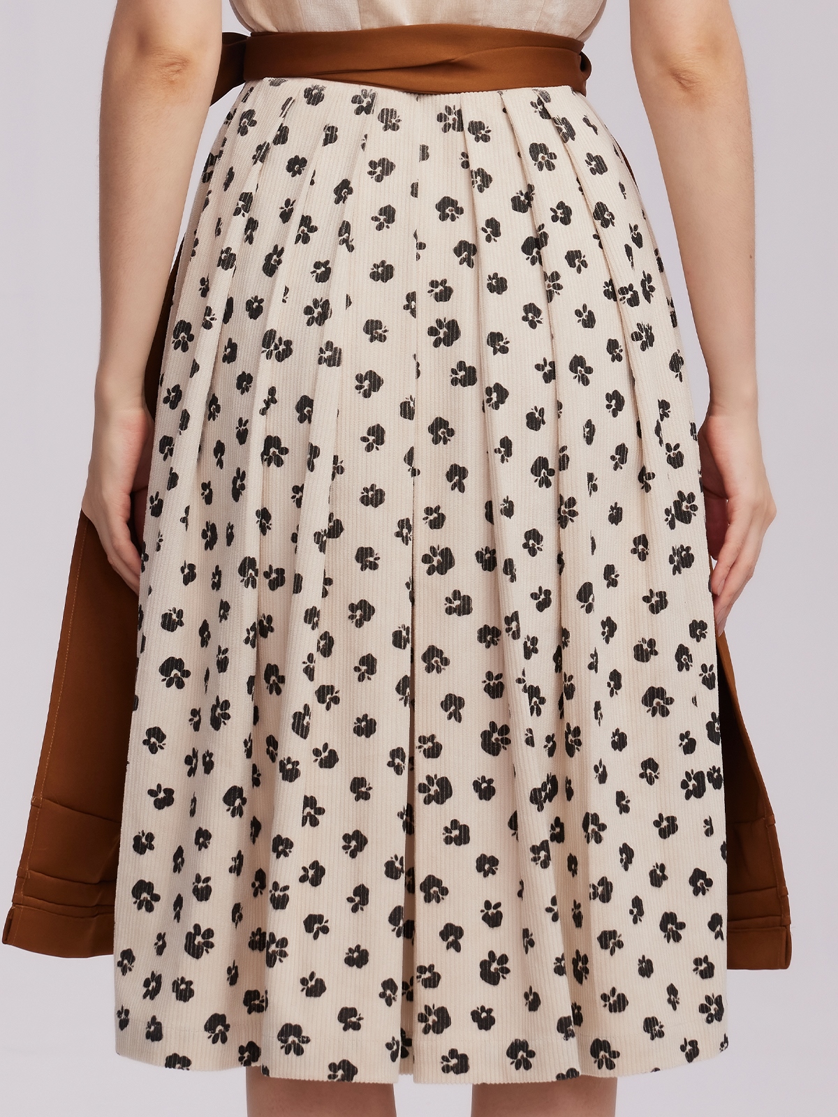 Dirndlbluse mit Lochausschnitt
