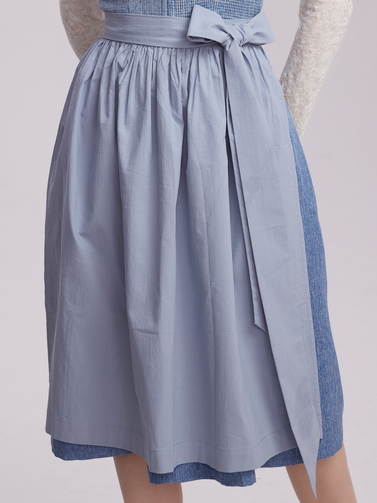 Dirndl in Blau mit traditioneller Schürze