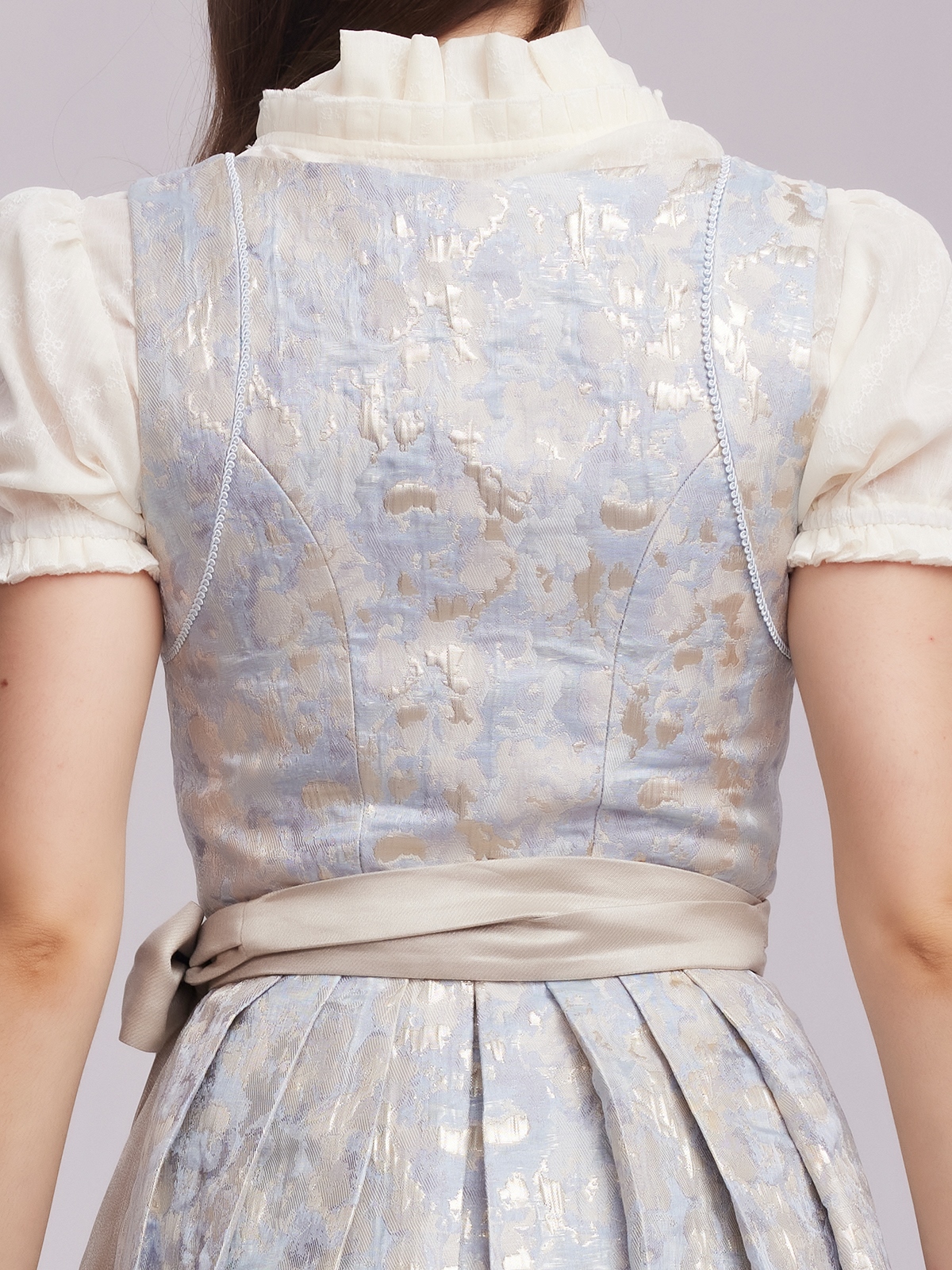 Modernes Dirndl in Blau mit floralen Details