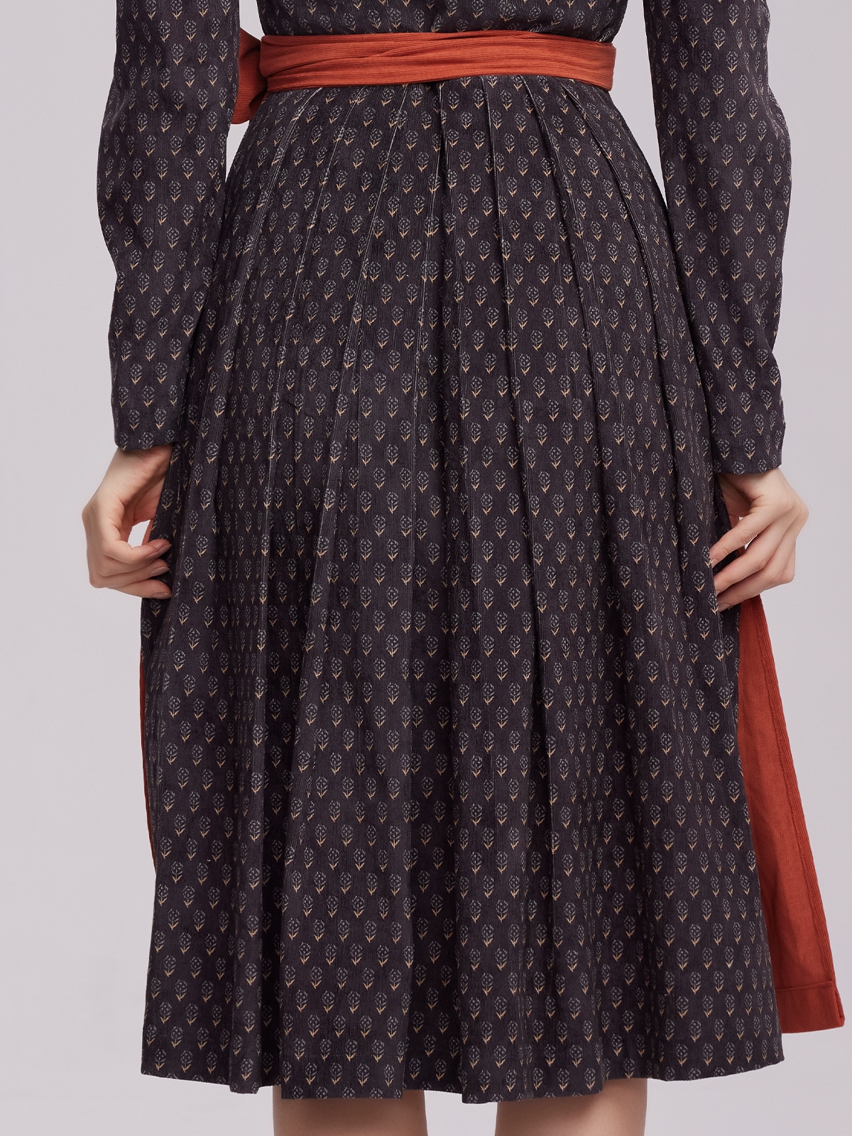 Modernes dunkelgrünes Dirndl mit schmeichelndem Schnitt