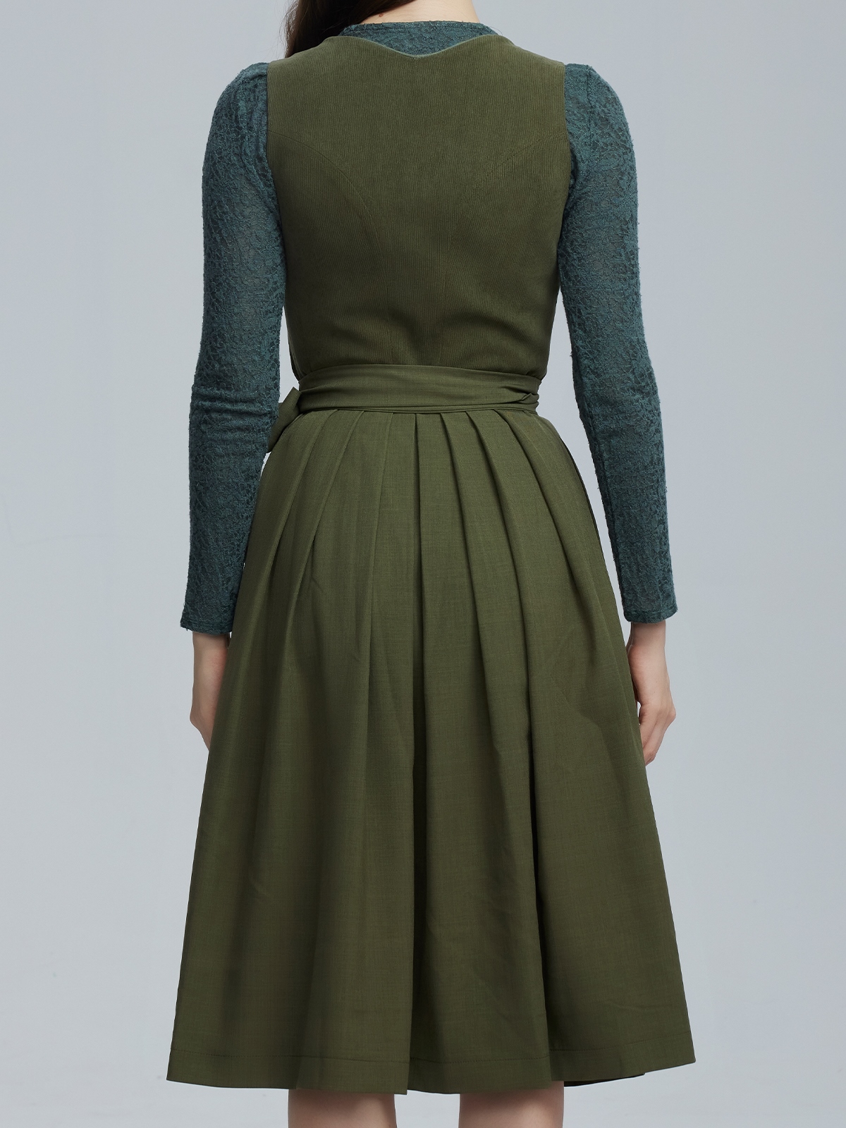 Dirndl in Grün mit Schürze