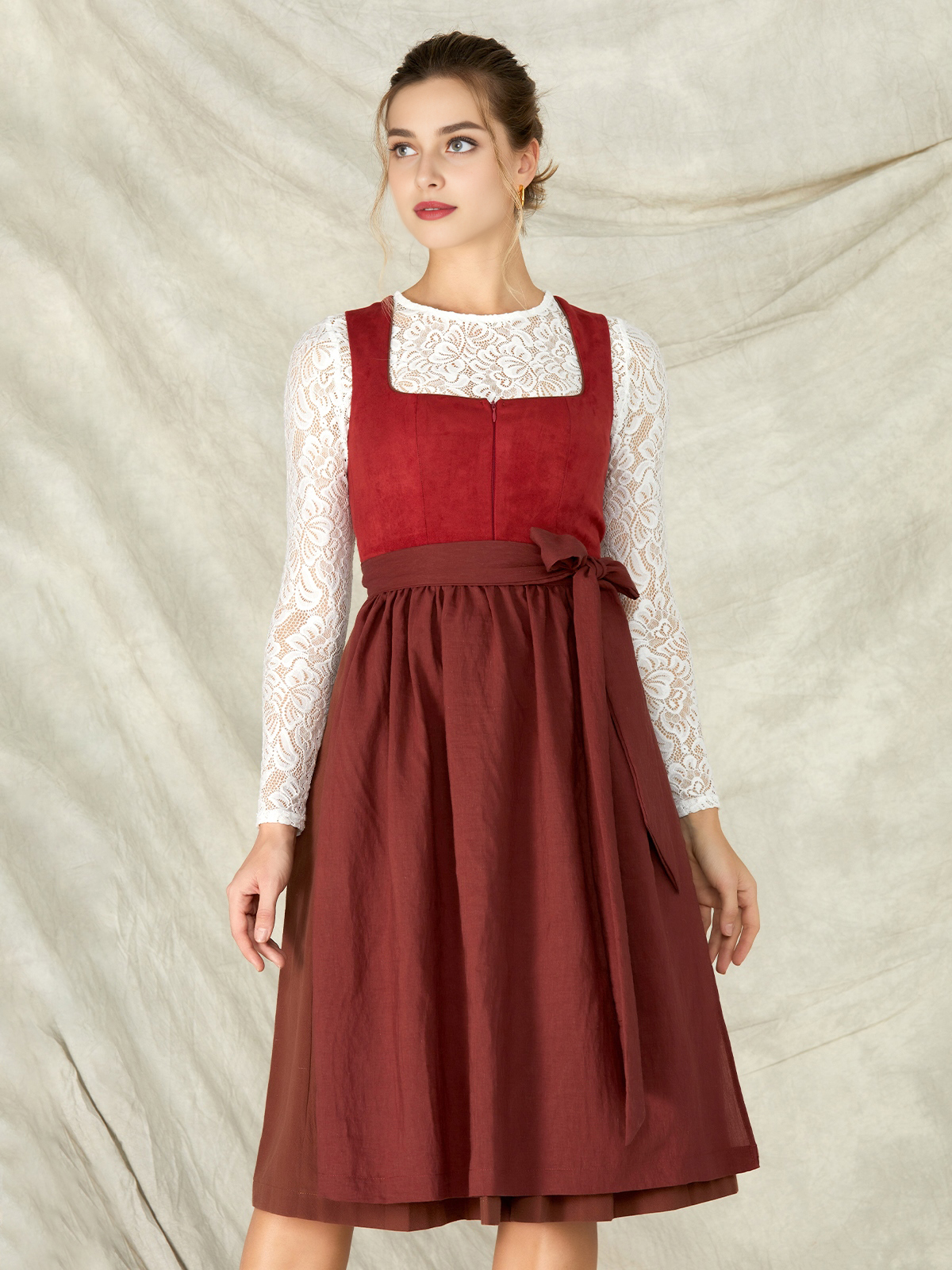 Dirndl mit rotem Mieder und geradem Ausschnitt