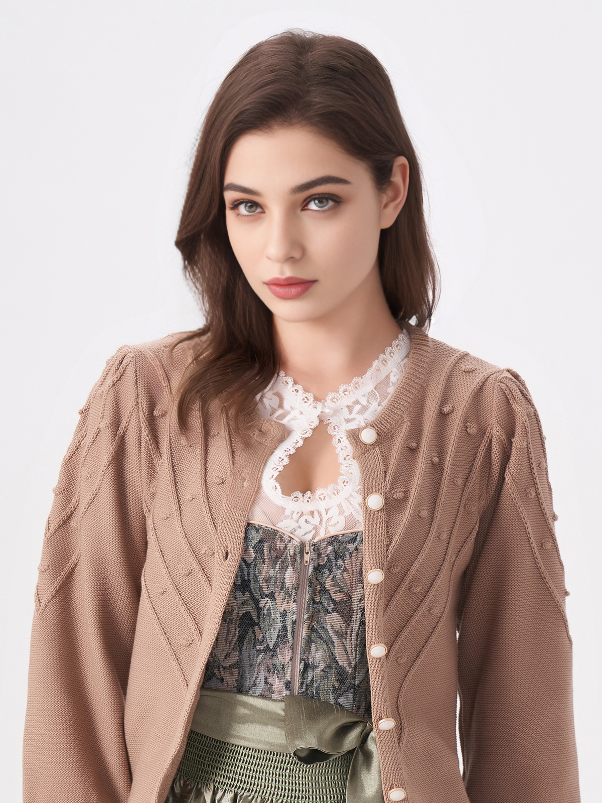 Graue Dirndl mit Strickjacke