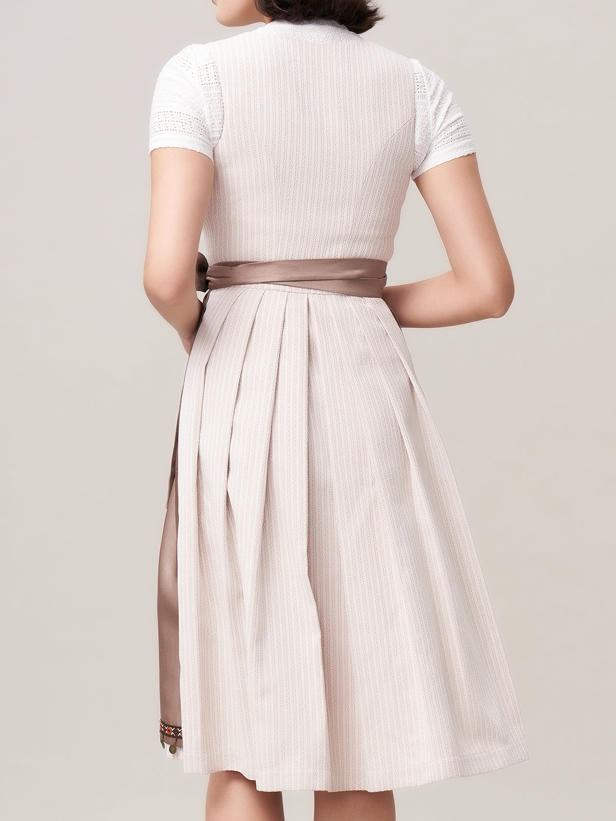 Modernes Dirndl in Beige