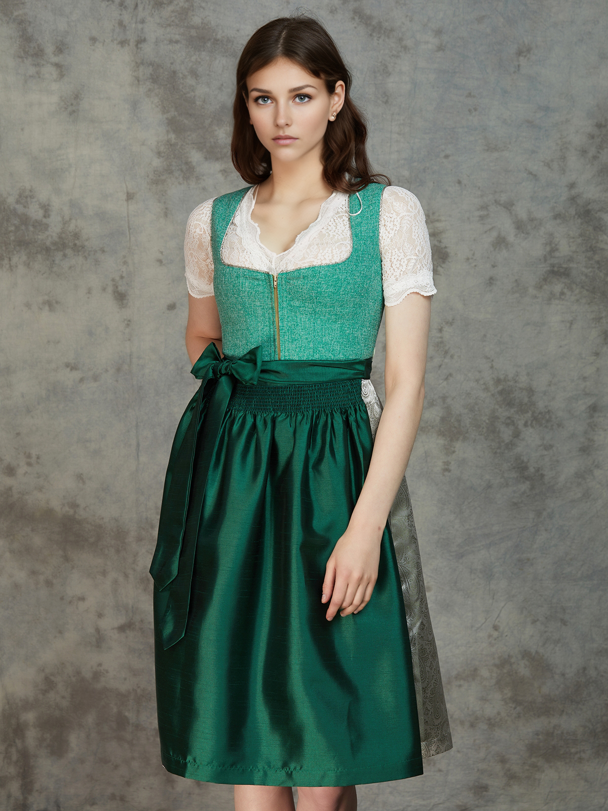 Traditionelles blaues Dirndl mit modernem Schnitt