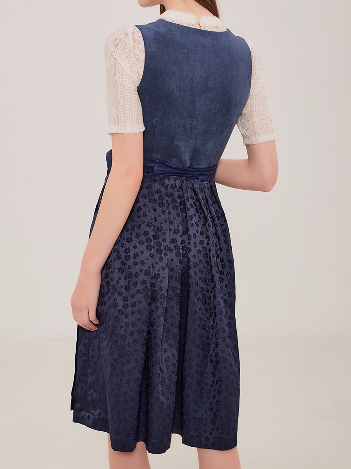 Dirndl mit blauer Schürze