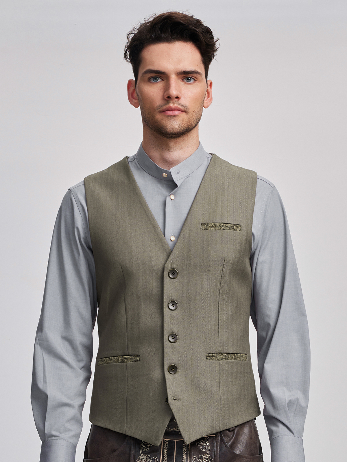 Festliches blaues Dirndl mit traditioneller Stickerei