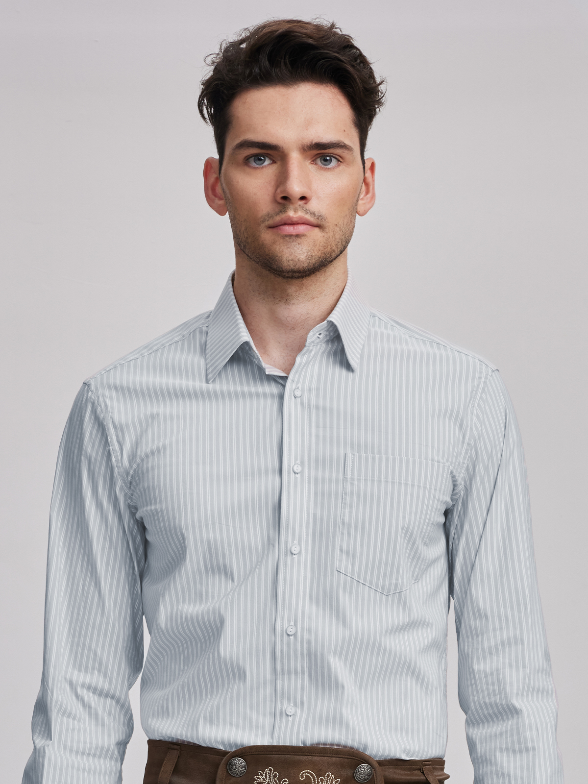 Modernes Flieder Dirndl mit grauer Weste