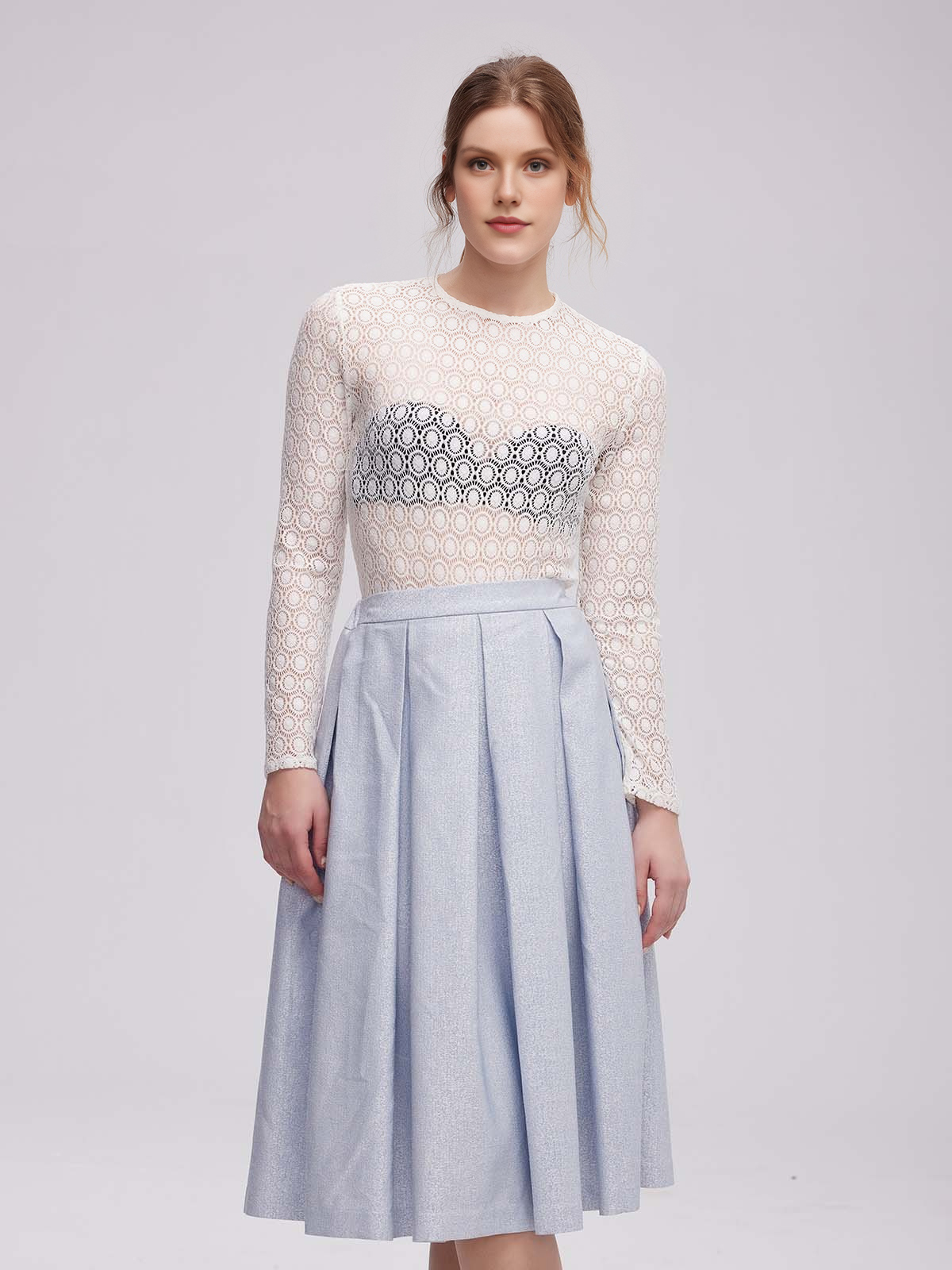 Modernes Dirndl in Blau mit innovativen Details