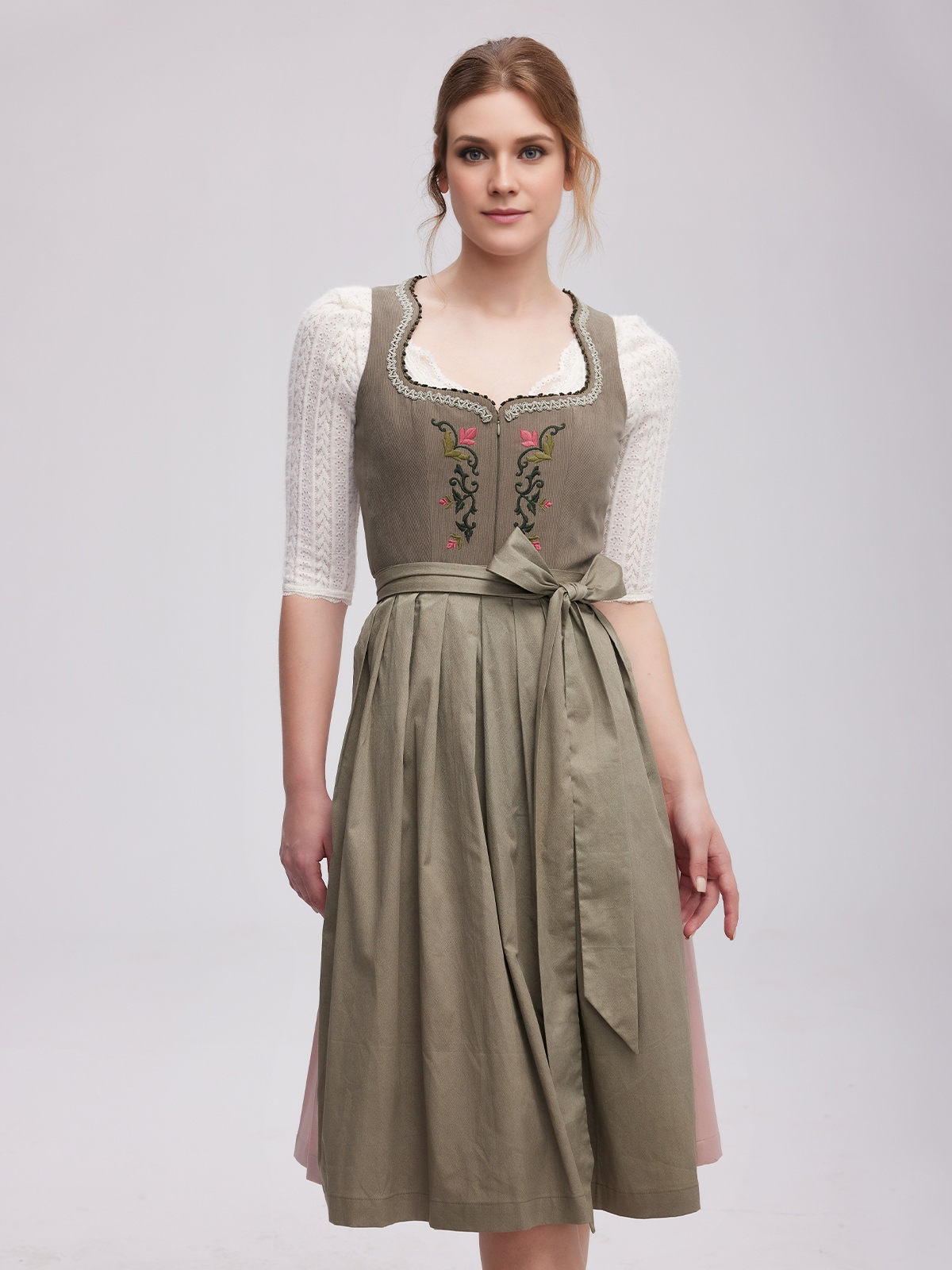 Ein elegantes grünes Dirndl mit traditionellen Elementen und modernem Schnitt