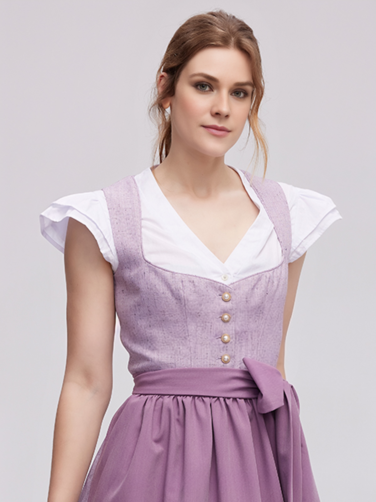 Modernes lila Dirndl mit floralen Details