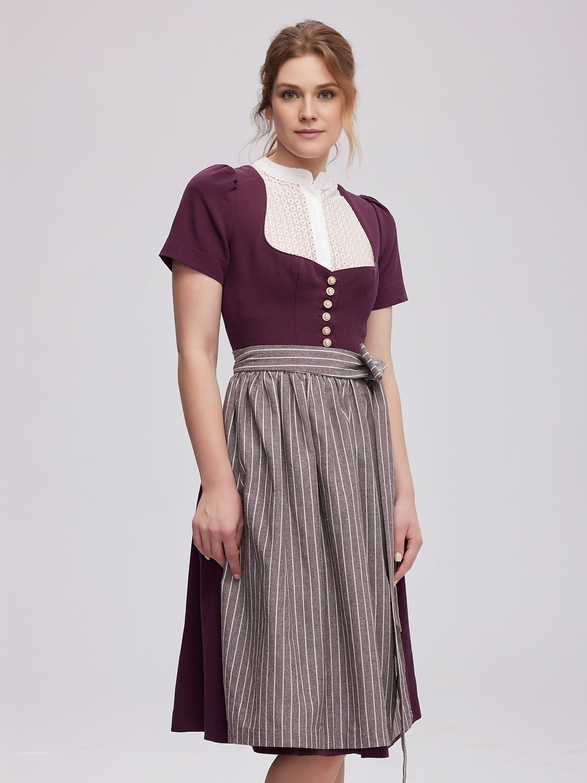 Schwarzes Dirndl mit modernem Schnitt