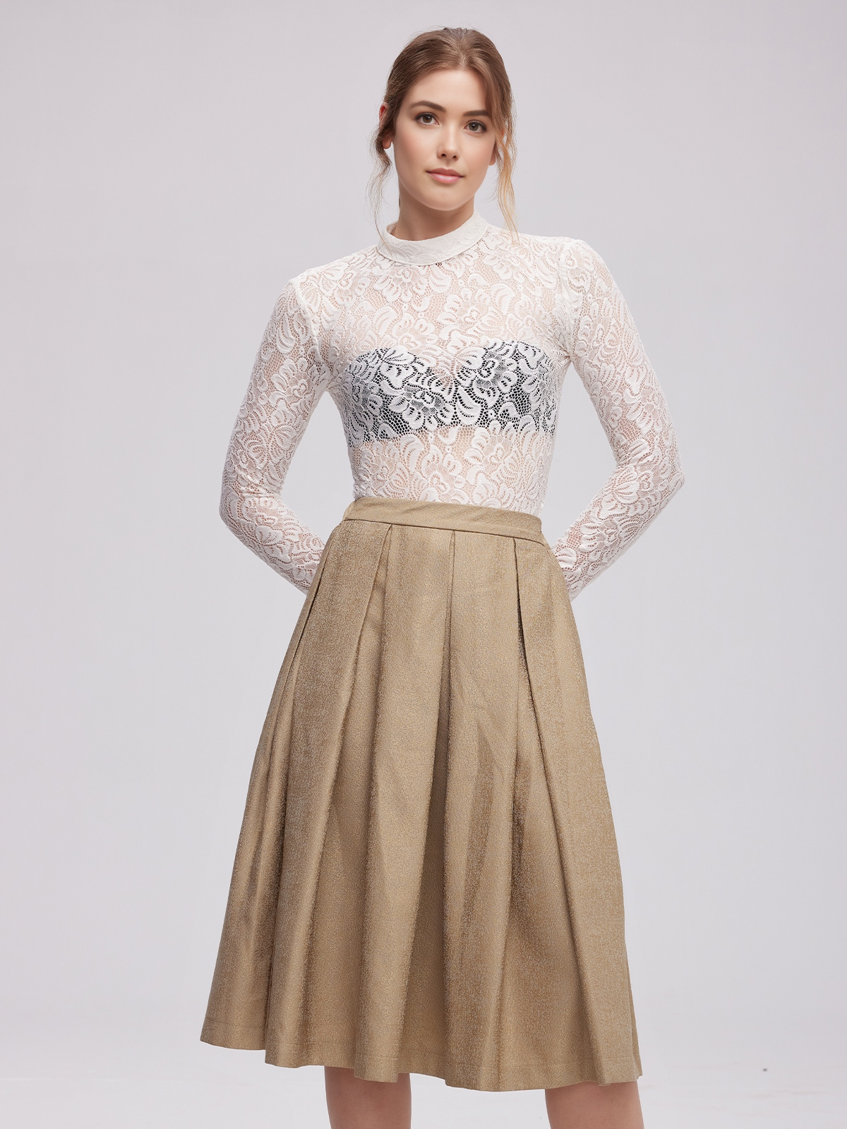 Beige Dirndlkleid mit weißer Bluse