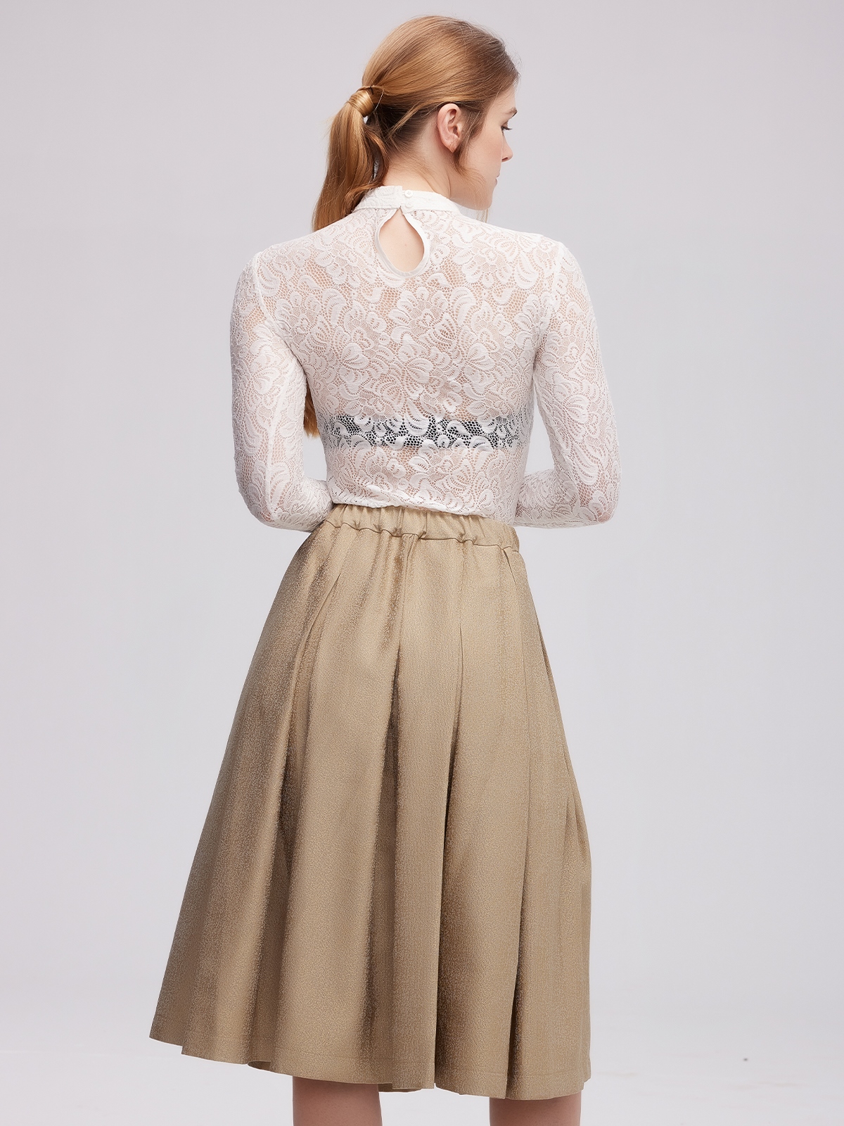 Rosa Dirndl mit traditionellem Schnitt