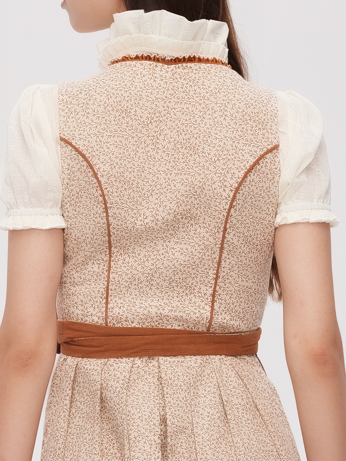 Weinrotes Dirndl mit modernem Schnitt