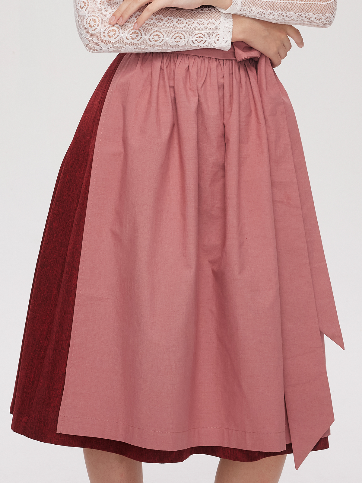 Traditionelles rotes Dirndl mit Spitzenbluse