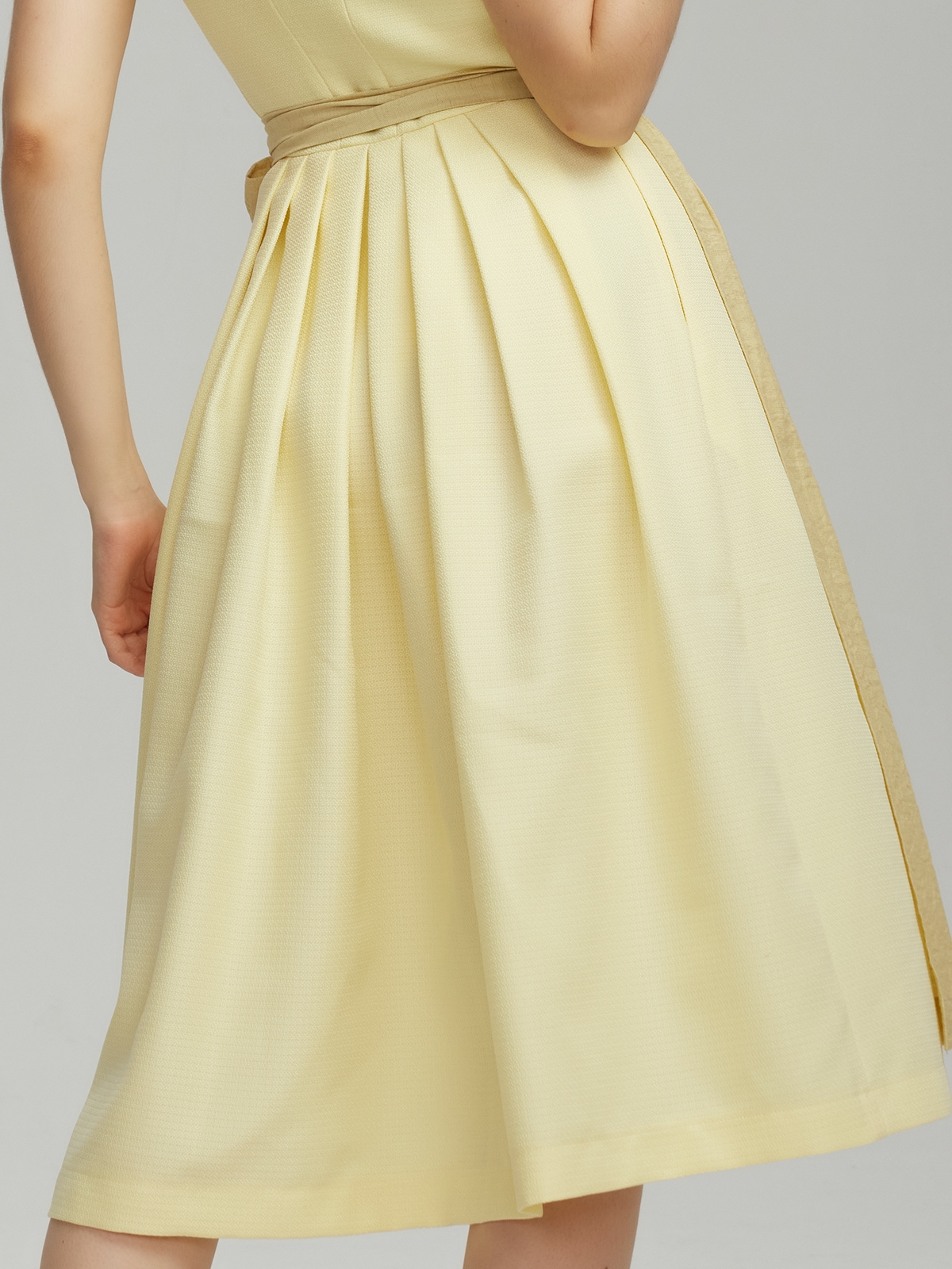 Dirndl in Gelb mit schwarzer Bluse