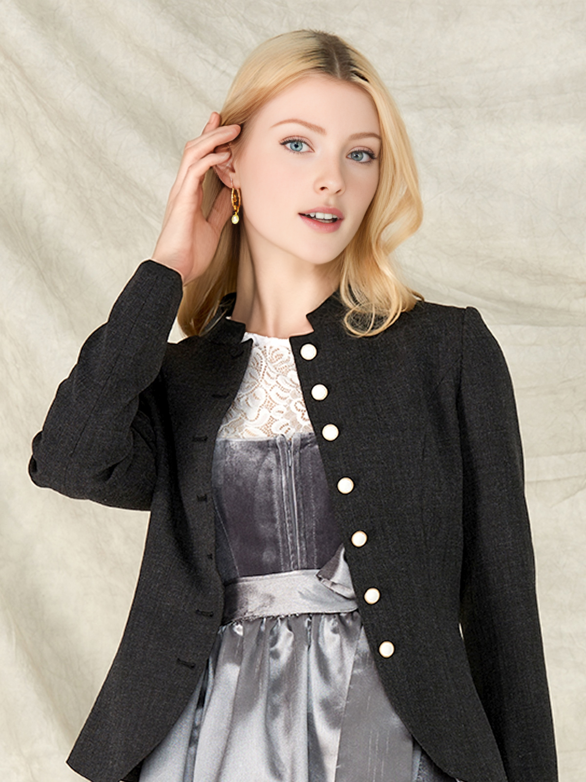 Dirndl mit schwarzer Jacke – stilvolle Kombination für kühlere Tage