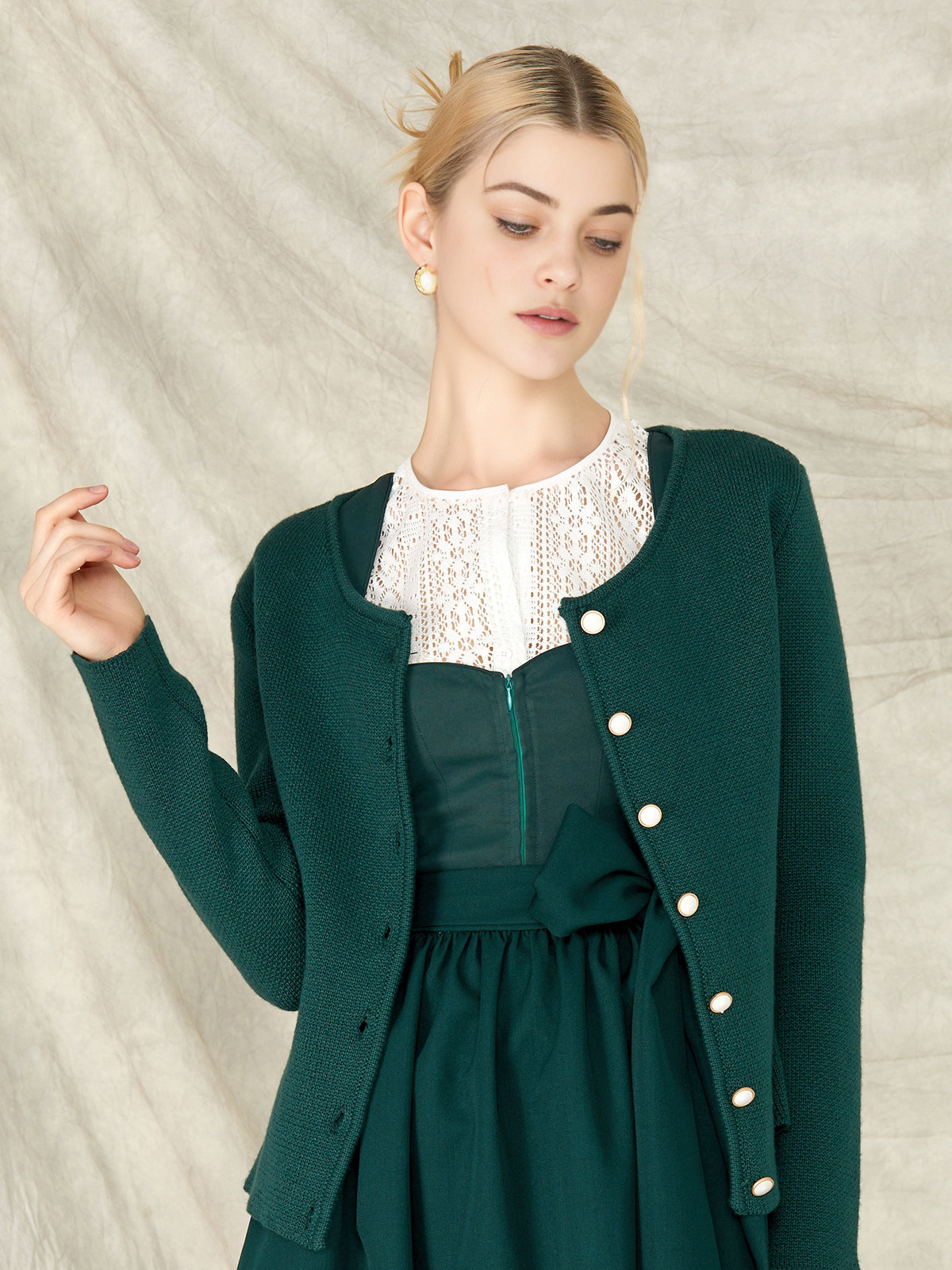 Ein modernes Dirndl 70cm in frischem Grün mit floralen Akzenten