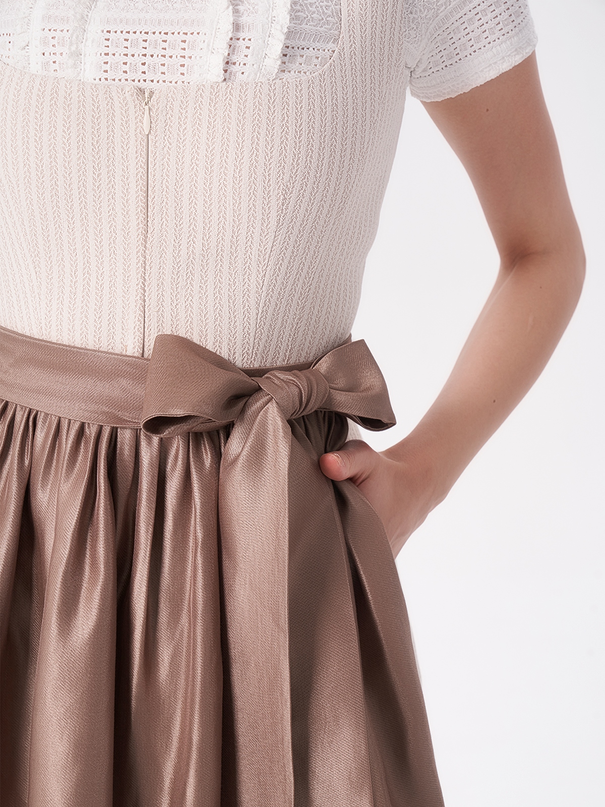 Moderne Dirndlbluse mit V-Ausschnitt