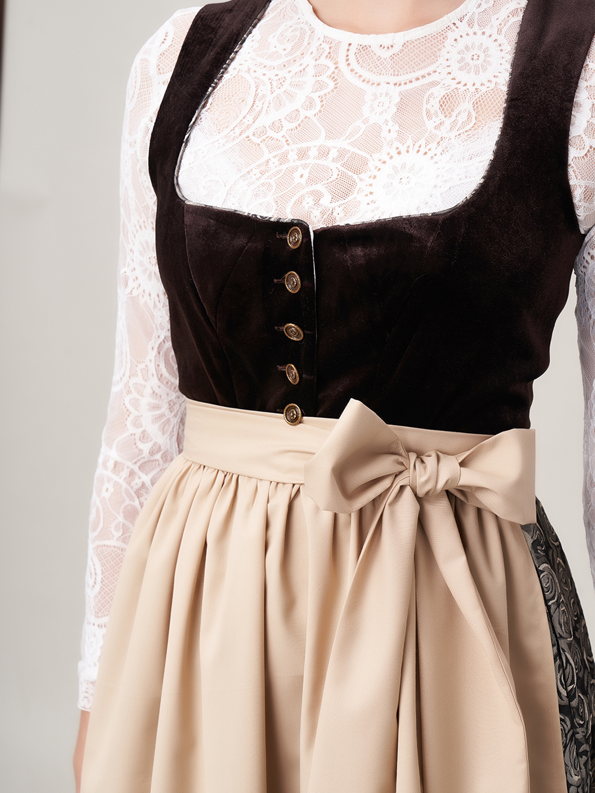 Dirndl mit Braunem Mieder – perfekt für Herbstfeste