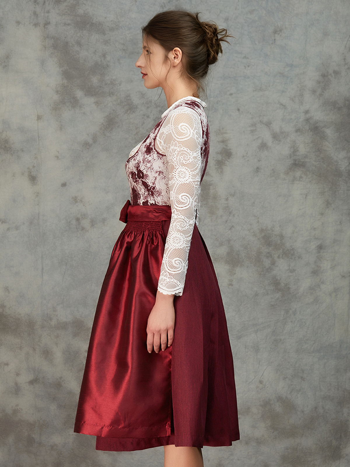 Modernes Dirndl in Rot mit femininem Schnitt