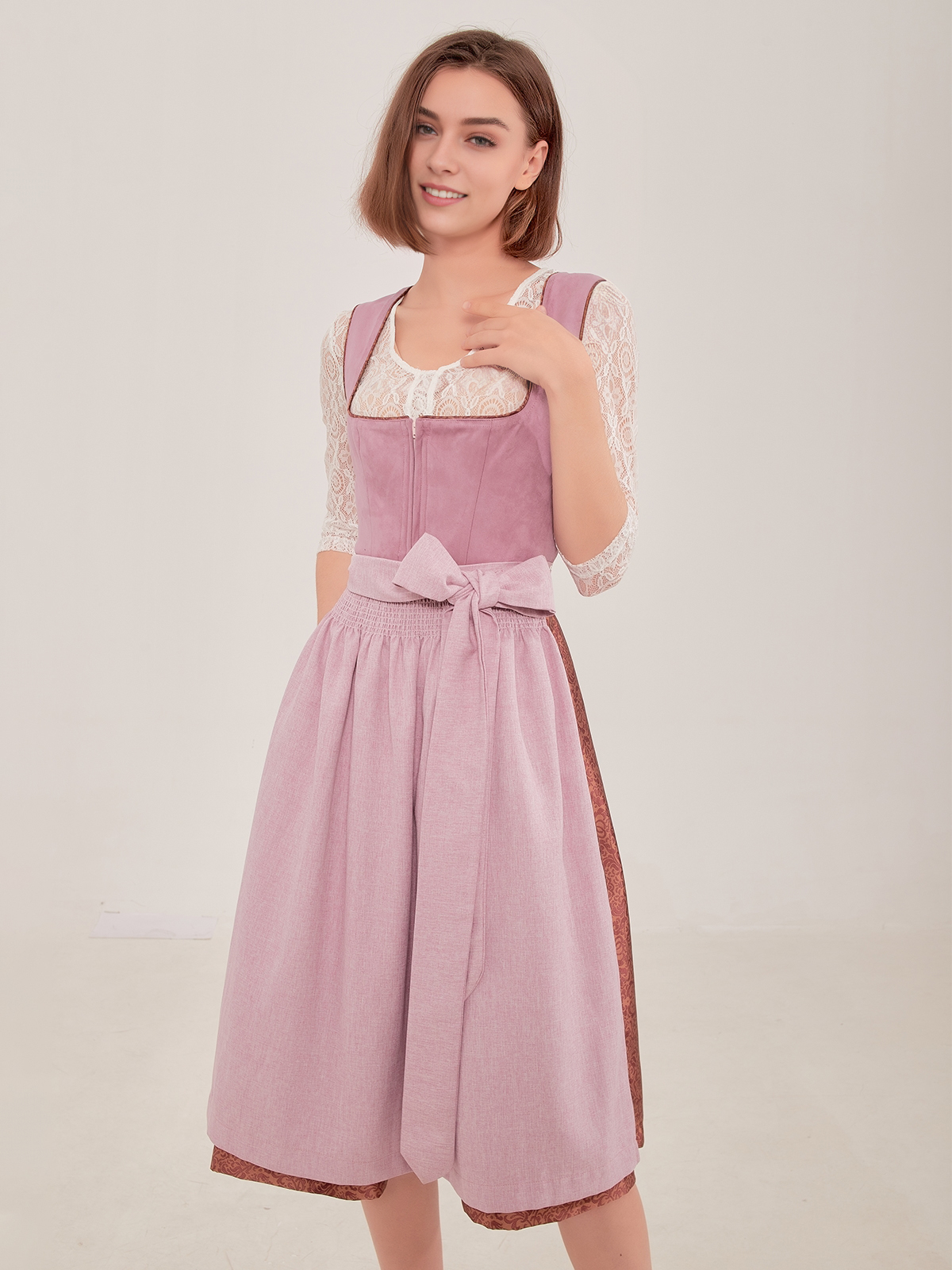 Modernes lila Dirndl mit figurbetonter Silhouette