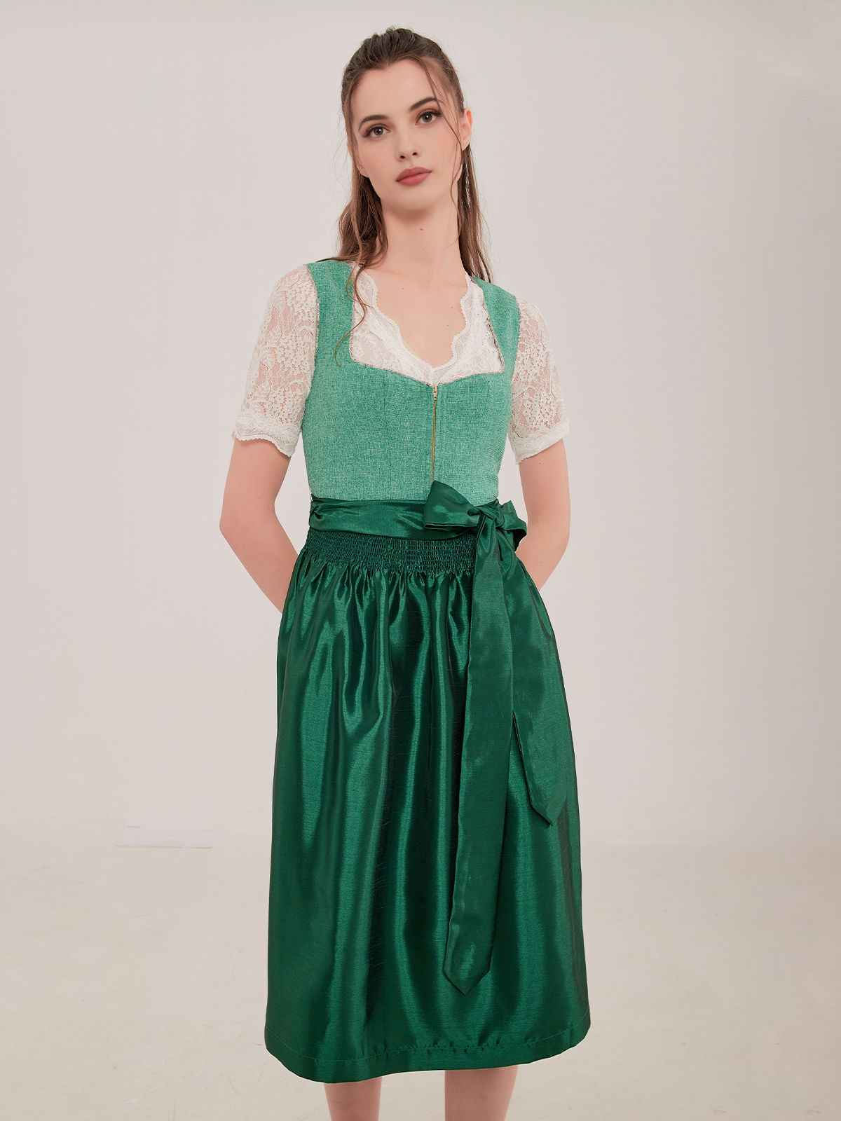Pinkes Dirndl mit blauer Bluse