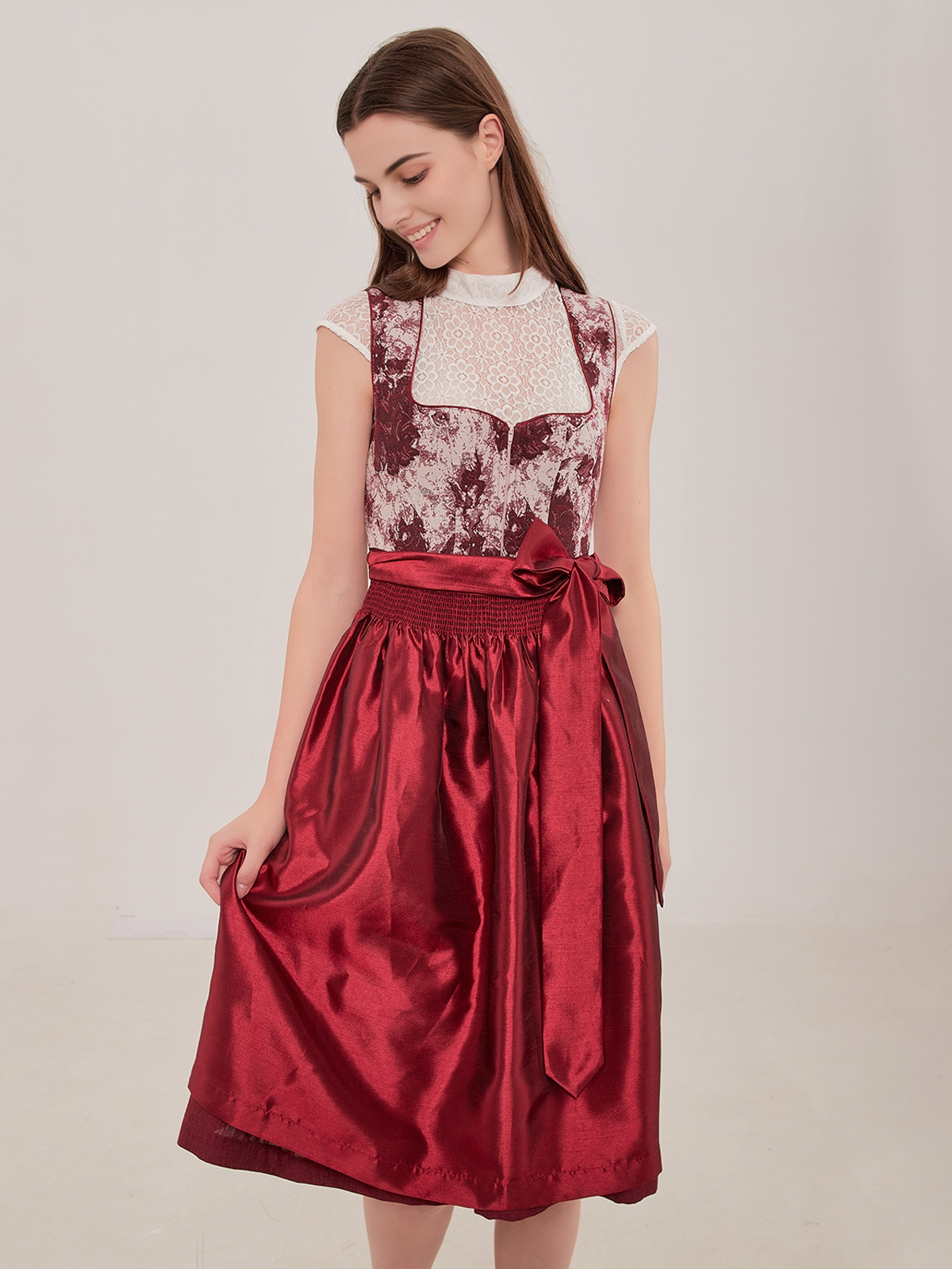 Dirndl in Rot mit Spitzenbody Weiß