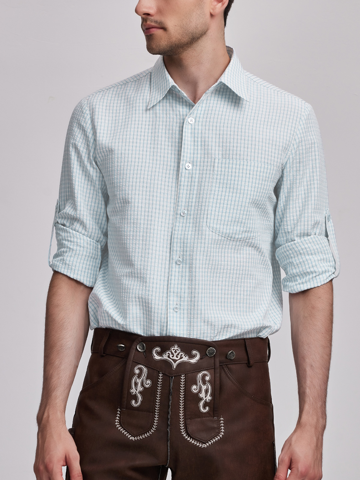 Modernes blaues Dirndl mit floralen Details