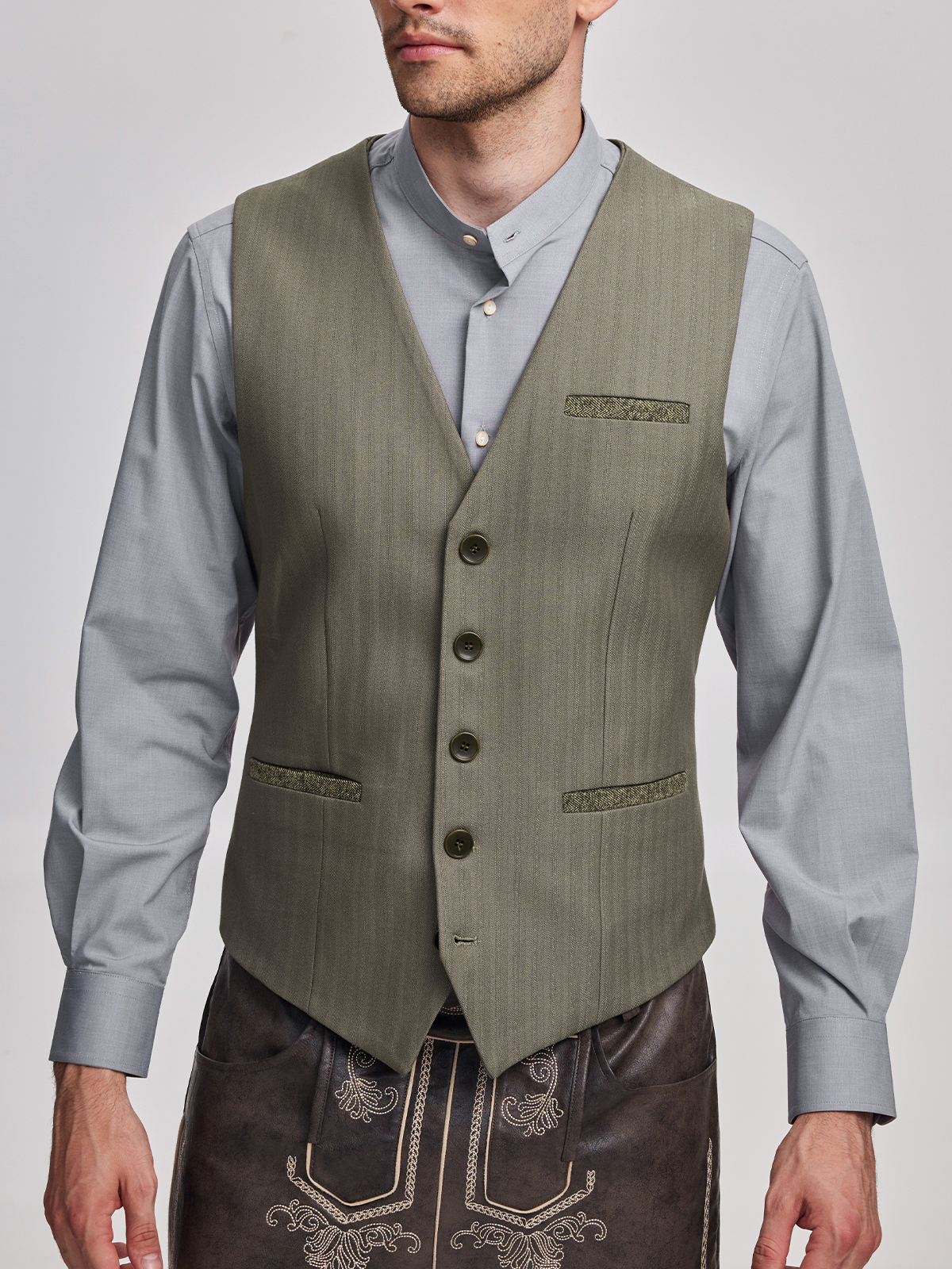 Dirndl in Braun mit rosa Akzenten – ein stilvoller Kontrast