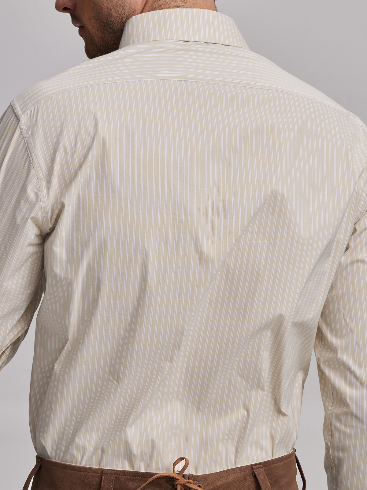 Modernes Dirndl in schwarz mit gelber Bluse