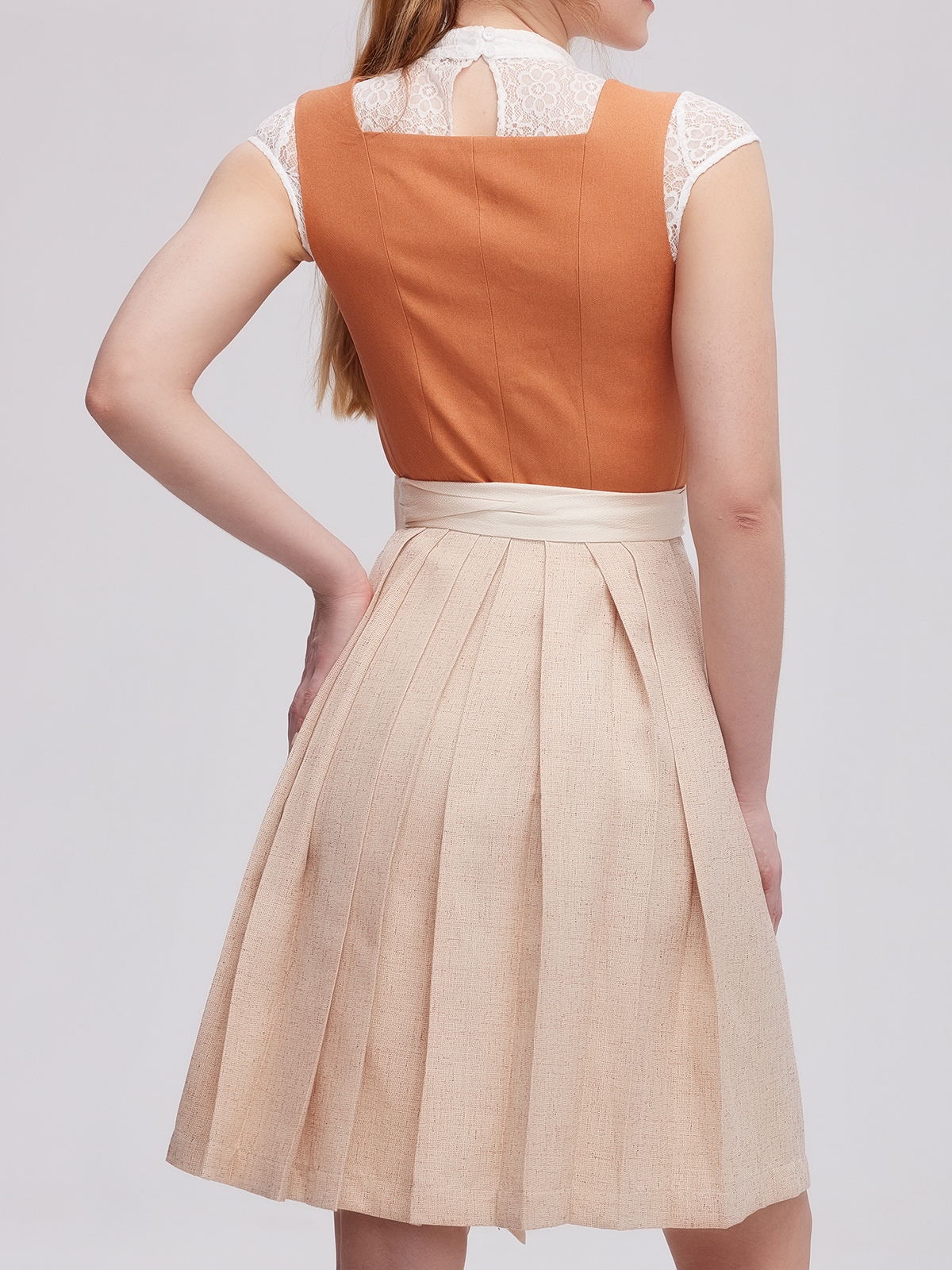 Modernes Dirndl in Orange mit femininem Schnitt