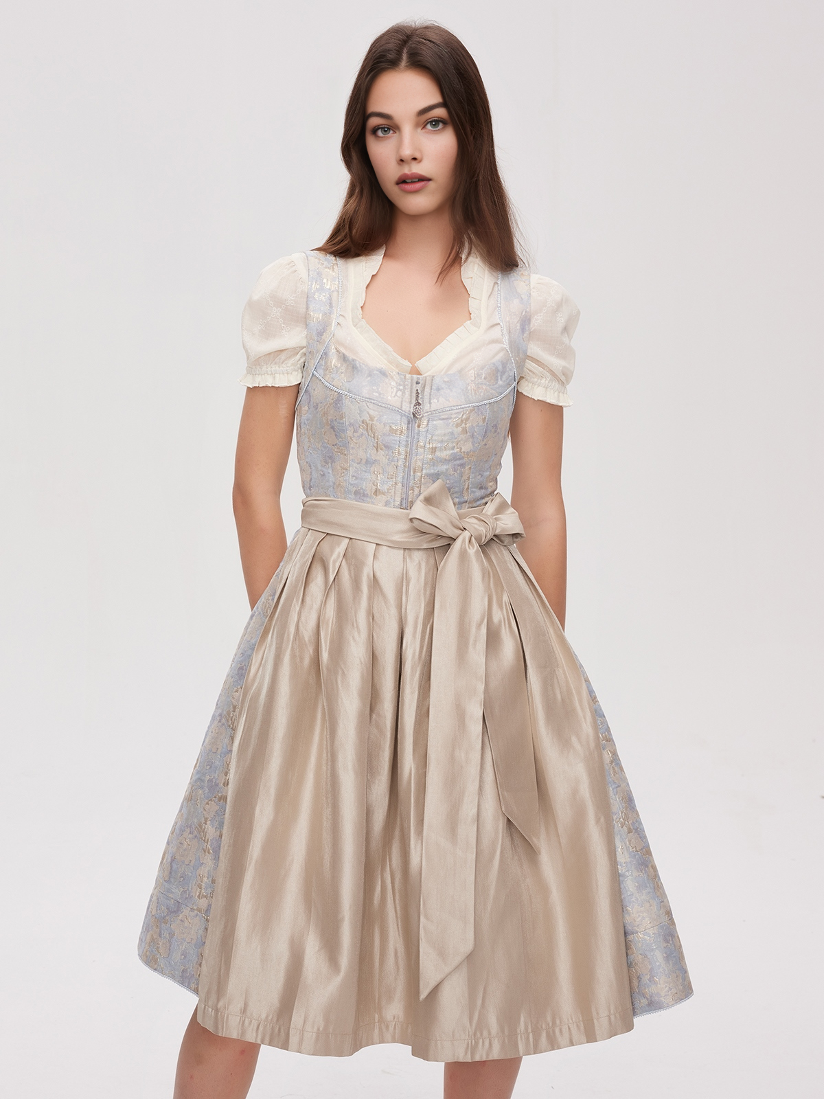 Modernes blaues Dirndl mit floralen Details – perfekt für Festivals oder Hochzeiten