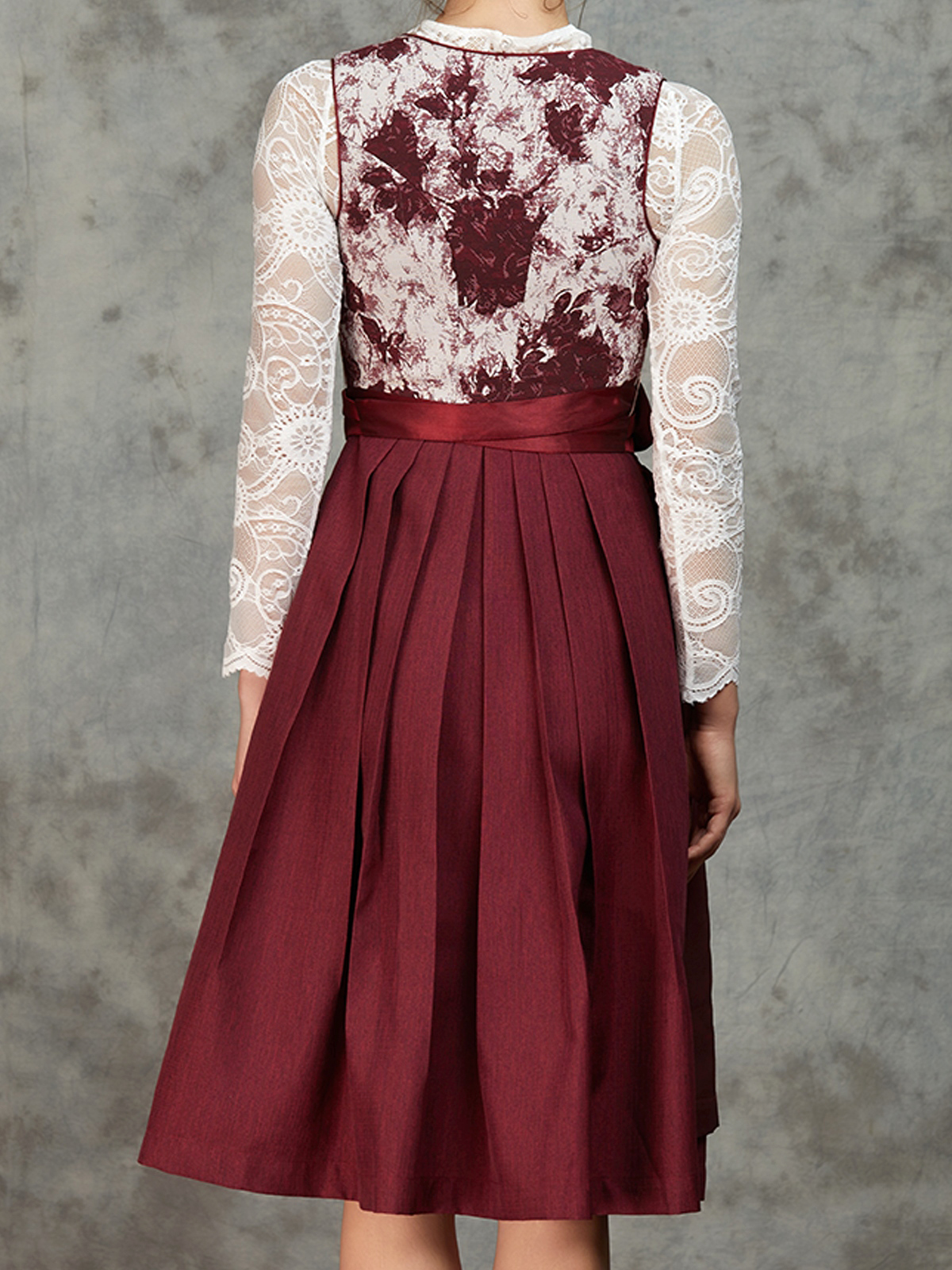 Dirndl in Rot mit schwarzer Schürze