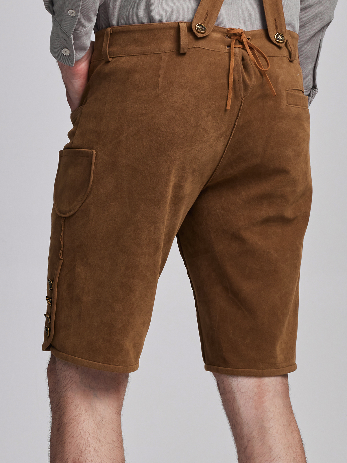 Dirndl in Braun mit Lederschuhen