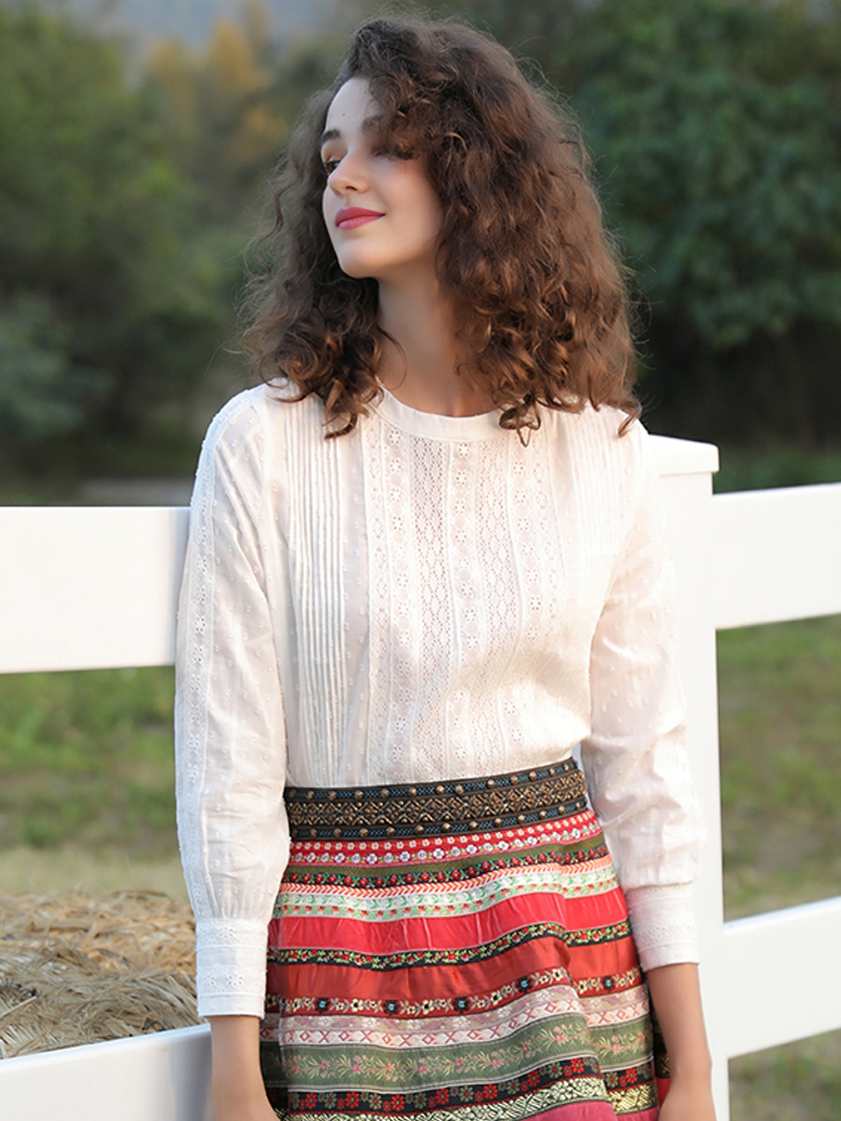 Schwarze Dirndlbluse mit Spitzenverzierungen