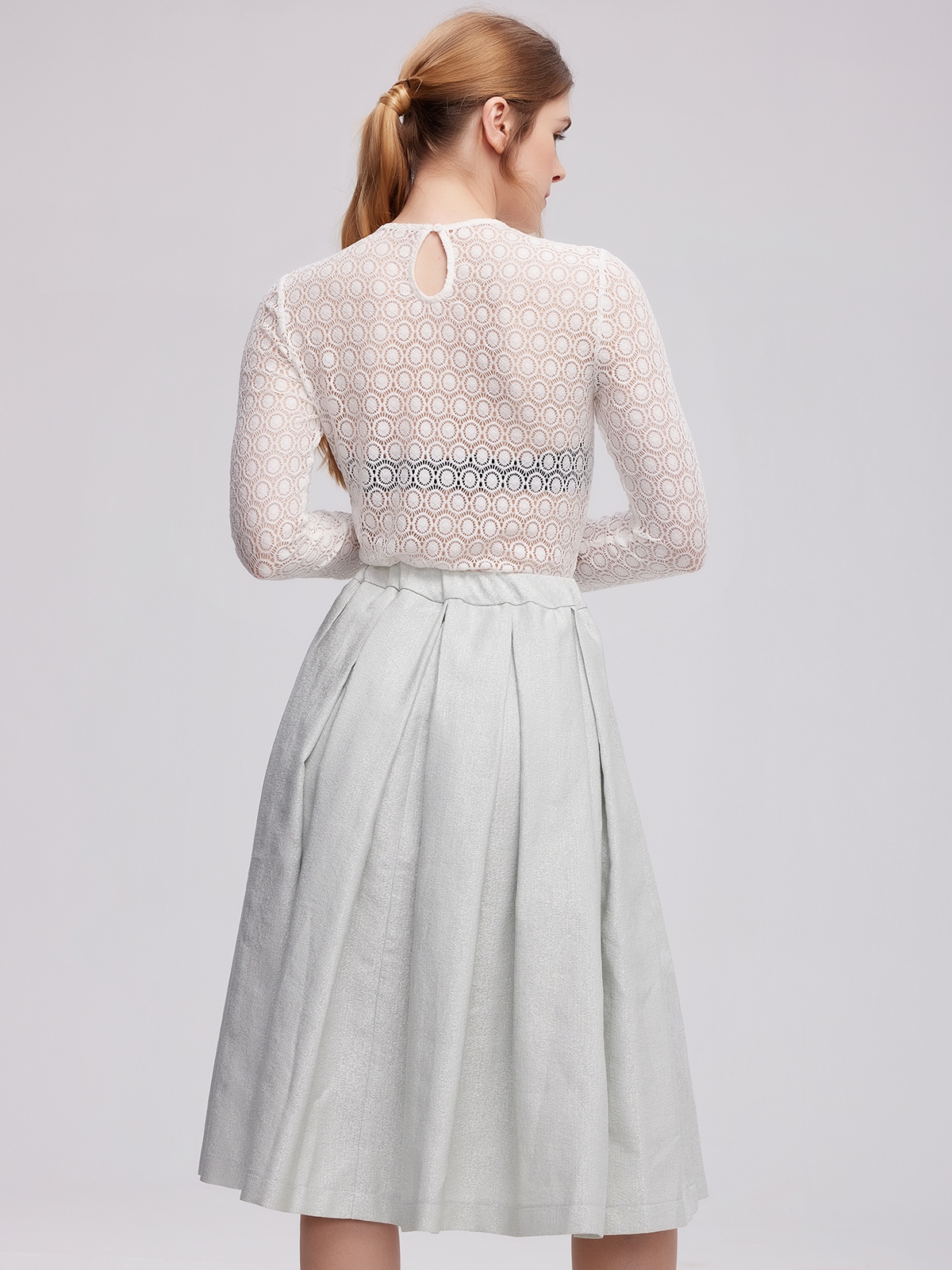 Modernes Dirndl mit V-Ausschnitt-Bluse